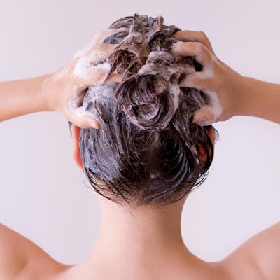 woman using sulfate-free conditioner for her pastel hair
